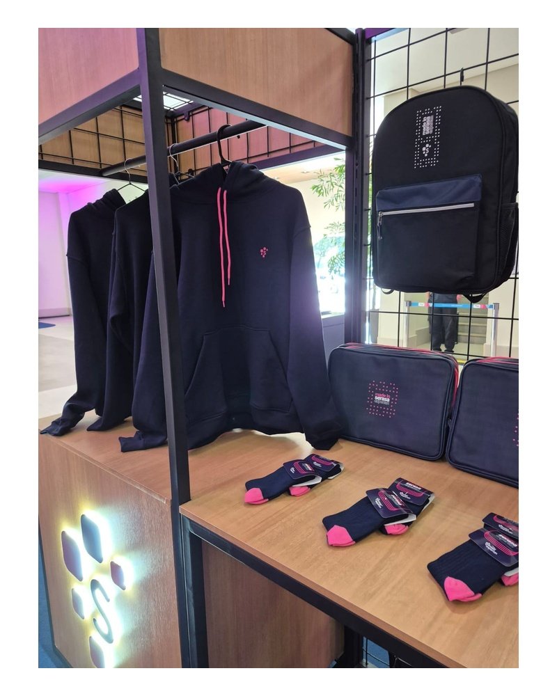 Stand Serasa Experian — confecção premium B2B